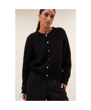 
<p>Ervaar het comfort van de cleo natural cardigan, een tijdloze klassieker die moeiteloos elke outfit verrijkt. De casual fit met ronde halslijn en knoopsluiting omhult je zacht en stijlvol. De cardigan is gemaakt van een mooie alpaca blend. Dit veelzijdige vest is perfect voor elke dag! Een must-have voor elke garderobe!</p><br>Kleur: black<br>
Materiaal: 75% alpaca, 25% recycled_polyester<br>
Het model is 1,75m en draagt maat S