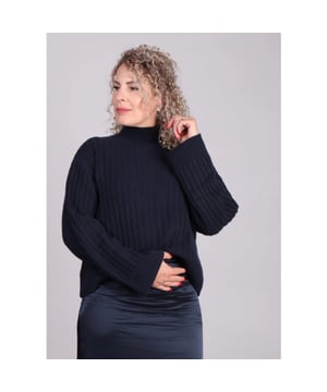 
De donkerblauwe FultonMD rib gebreide trui van het mer Modstrom is jouw nieuwe favoriet voor de koudere dagen! Deze heerlijke trui in een stijlvolle navy kleur combineert moeiteloos comfort met een tijdloze look. De donerblauwe rib gebreide trui heeft een hoge T-hals, verlaagde schouders en  lange, wijde mouwen. De blauwe trui is gemaakt van een warme en duurzame mix van 80% wol en 20% polyamide. De ribgebreide structuur voegt extra textuur en diepte toe aan de look, terwijl de relaxte pasvorm zorgt voor ultiem comfort.
Combineer met een jeans of kies voor de donkerblauwe satijnen rok van Modstrom voor een monochrome look. 
Product details: 

T-Hals
Lange wijde mouwen
Verlaagde schouders
Rib gebreid
Normale pasvorm
Materiaal: 80% wol, 20% polyamide
