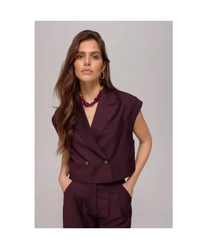 
<p>The rich-toned layer your wardrobes been missing. Het ESMEE gilet in DARK FUDGE is een stijlvolle tussenlaag die je look in n keer naar een hoger niveau tilt. Het mouwloze model is gevoerd, heeft een rechte pasvorm en is voorzien van een knoopsluiting met subtiel ton-sur-ton stikwerk. De diepe bruintint maakt het een veelzijdig item voor de koudere seizoensdagen. Draag er een overhemd onder voor een klassiekere look tijdens koudere dagen of als los item. In combinatie met de bijpassende SADIE broek. Add structure and warmth with just one piece.</p><br>Kleur: dark fudge <br>
Materiaal: 75% Polyester, 25% Rayon<br>
Het model is 174 cm en draagt maat S