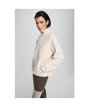 
Kleur: fog <br>
Materiaal: 100% Polyester.<br>
Loose fit pasvorm