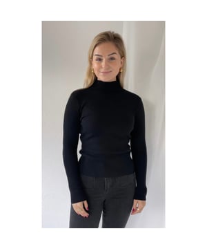 
De Coltrui Emma zwart combineert moeiteloos stijl met comfort, en is een must-have voor elke garderobe. Deze zwarte coltrui is gemaakt van een zachte, hoogwaardige stof die zowel warm als ademend is, perfect voor de koudere maanden. De klassieke colkraag en aansluitende pasvorm geven de trui een elegante uitstraling die zowel casual als chic te dragen is.

 Dankzij de tijdloze zwarte kleur is de Coltrui Emma zwart eenvoudig te combineren met talloze outfits. Draag hem met een jeans voor een stijlvolle alledaagse look of combineer hem met een rok en hakken voor een meer geklede outfit. De coltrui is ontworpen met een subtiele ribstructuur die zorgt voor een luxe uitstraling, terwijl het stretchmateriaal ervoor zorgt dat de trui mooi blijft zitten en een flatterend silhouet biedt.

 Belangrijkste kenmerken:

  
 * Stijl: Aansluitend met colkraag 
 * Materiaal: Zachte, rekbare
