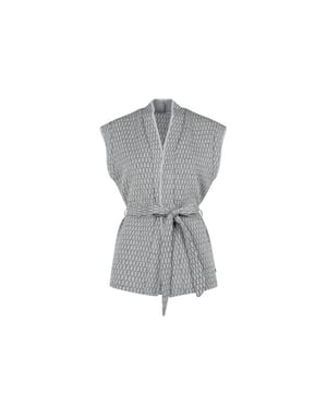 
Deze prachtige grijze gilet van het merk Elvira Casuals is een must-have voor elke moderne vrouw. Het dessin van de stof is subtiel en geeft een elegante uitstraling. De gilet is gemaakt van hoogwaardige materialen, namelijk 71% polyester, 15% viscose, 12% metaalvezel en 2% elastaan. Hierdoor voelt de stof zacht aan en heeft het een stretchy pasvorm.en#10;en#10;De gilet is perfect te combineren met zowel een casual als een chique outfit. Draag het bijvoorbeeld over een basic blouse voor een zakelijke, maar toch stijlvolle look. Of combineer het met een gestreept T-shirt voor een casual en trendy uitstraling. Hoe dan ook, met deze gilet creëer je moeiteloos verschillende looks.en#10;en#10;Het grijze dessin van de gilet zorgt voor een tijdloze en veelzijdige uitstraling. Hierdoor is het geschikt voor elke gelegenheid en seizoen. Een echte aanwinst voor jouw kledingkast! Wil jij ook stralen in deze gilet? Bestel dan nu in onze webshop en geniet van de perfecte combinatie van comfort en stijl.