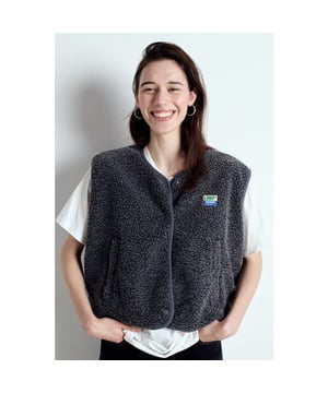 
<p>Het mouwloze Hoktown-jasje, een iconisch stuk in de American Vintage-garderobe, heeft een zachte textuur met shearlingeffect. Het is gemaakt van gerecyclede stof en biedt warmte en comfort voor dagelijks gebruik. Het is verkrijgbaar in een breed scala aan kleuren en is gemakkelijk te combineren en in laagjes te dragen, over een fleece outfit of een jurk, voor een casual stijl die lekker induffelt.</p>
<ul>
<li>Ruim en kort model</li>
<li>Mouwloos</li>
<li>Logopatch "La Maison AMV" vooraan</li>
<li>Twee opgestikte zakken met rits vooraan</li>
<li>Gerecycled materiaal</li>
<li>Warm en zacht shearlingeffect</li>
<li>Normale maat. Neem je gebruikelijke maat.</li>
</ul><br>Kleur: CHARCOAL MELANGE<br>
Materiaal: 100% gerecycled polyester<br>
Het model is 178 cm lang en draagt maat XS-S