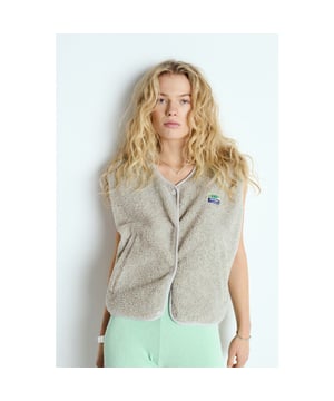 
<p>Het mouwloze Hoktown-jasje, een iconisch stuk in de American Vintage-garderobe, heeft een zachte textuur met shearlingeffect. Het is gemaakt van gerecyclede stof en biedt warmte en comfort voor dagelijks gebruik. Het is verkrijgbaar in een breed scala aan kleuren en is gemakkelijk te combineren en in laagjes te dragen, over een fleece outfit of een jurk, voor een casual stijl die lekker induffelt.</p>
<p> </p>
<ul>
<li>Ruim en kort model</li>
<li>Mouwloos</li>
<li>Logopatch "La Maison AMV" vooraan</li>
<li>Twee opgestikte zakken met rits vooraan</li>
<li>Gerecycled materiaal</li>
<li>Warm en zacht shearlingeffect</li>
<li>Normale maat. Neem je gebruikelijke maat.</li>
</ul><br>Mooie HOKTOWN VEST van Amercican Vintage in de kleur: POLAR MELANGE ? voor 15u besteld, vandaag verzonden ? gratis verzendopties.