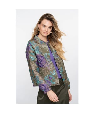 
<p>• Fit: Boxy rechtvallende pasvorm<br>• Kraag: Platte kraag<br>• Mouwen: Lange mouwen met elastische cuffs<br>• Print: Een sierlijke bloemenprint met lurex<br>• Details: Volledige doorknoop met drukknoopjes, een echte eyecatcher</p><br>Kleur: green/purple <br>
Materiaal: 88% polyester , 12% sim<br>
Model is 178cm lang en draagt maat S/36.