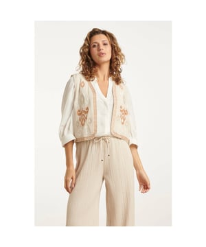 
Dit prachtige Sand katoenen gilet van Smashed Lemon is de perfecte aanvulling op jouw zomeroutfits. Het gilet is gemaakt van een geweven katoenen stof, wat zorgt voor een lichte en ademende uitstraling. Het unieke Aztec-borduursel op de voorpanelen en als tape rondom de zoom voegt een speelse, etnische touch toe, waardoor dit gilet een echte eyecatcher is. De losse pasvorm biedt maximaal comfort en zorgt ervoor dat je je de hele dag door vrij kunt bewegen. Het gilet heeft geen sluiting, waardoor het een casual en moeiteloze stijl heeft die zich gemakkelijk laat combineren met zowel casual als meer geklede outfits. Dit gilet is vervaardigd uit 100% katoen en heeft een 100% katoenen voering, wat bijdraagt aan het draagcomfort. Dit veelzijdige gilet kan gedragen worden over een T-shirt, blouse of zelfs een lichte jurk, en is ideaal voor de lente en zomer. Belangrijkste kenmerken: - Gemaakt van 100% katoen - Aztec borduursels op de voorpanelen en als tape rondom de zoom - Losse pasvorm,