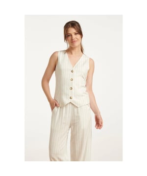 
Voeg een vleugje elegantie toe aan je garderobe met de witte pinstripes linnen waistcoat van Smashed Lemon. Deze verfijnde waistcoat is de perfecte aanvulling op zowel casual als zakelijke outfits. Het lichte en ademende materiaal, bestaande uit 70% rayon en 30% linnen, zorgt voor comfort en stijl, terwijl de pinstripe zorgt voor een klassieke en moderne uitstraling. De prinsessennaden creëren een mooi getailleerd effect, waardoor de waistcoat een vrouwelijke en elegante pasvorm biedt. De knopen aan de voorkant maken het gemakkelijk om de waistcoat naar wens te sluiten, wat zorgt voor veelzijdigheid in je outfitkeuze. Draag deze waistcoat op een nette blouse voor een zakelijke look of combineer hem met een casual T-shirt voor een frisse, dagelijkse stijl. Smashed Lemon biedt met dit kledingstuk de perfecte balans tussen comfort, stijl en een luxe uitstraling. Belangrijkste kenmerken: - Gemaakt van 70% rayon en 30% linnen voor een ademende en comfortabele pasvorm - Prinsessennaden voor