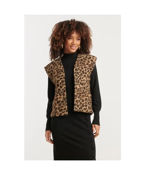 
Geef je look een modieuze boost met dit korte mouwloze gilet van Smashed Lemon in camel en zwart. Het gilet is gemaakt van een zachte boucléstof en is uitgevoerd met een opvallende dierenprint. De bijpassende ceintuur in de taille zorgt voor een vrouwelijk silhouet en maakt het mogelijk om het gilet zowel open als gesloten te dragen. Dankzij het korte model is dit gilet ideaal om te combineren met jurken, blouses of een basic top – perfect voor laagjeslooks in elk seizoen. Belangrijke punten: • Kort mouwloos gilet van zachte boucléstof met camel-zwarte dierenprint • Inclusief bijpassende ceintuur voor een vrouwelijke pasvorm • Trendy laagjesitem dat makkelijk combineert met diverse outfits Specificaties :

 
 * Stijl: Gilet 
 * Print: Dieren 
 * Pasvorm: Losvallend 
 * Lengte: Kort 
 * Model is: 173 cm tall and wears size S/36 
 * Country of origin: Made in P.R.C. 
 * Kleur: Camel-Black 
 * Lining: 100% Polyester lining 
 * Fabric composition: 100%Polyester