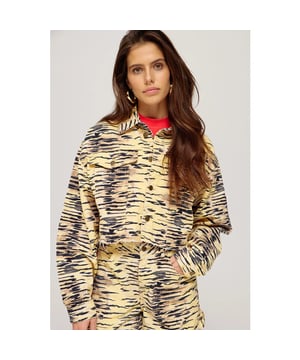 
<p>Denim, but make it bold – the WILLOW jacket in a Trashy Tiger print. Gemaakt van 100% katoen, biedt dit jack niet alleen comfort maar ook stijl. Met een Trashy Tiger print en een klassieke kraag, straalt het een eigentijdse flair uit. Laat je verrassen door de moderne details zoals de knoopsluiting en handige borstzakken. Perfect om elke outfit een speelse twist te geven. Combineer de WILLOW jacket met de DANA pants in Trashy Tiger voor een stoere trendy co-ord.</p><br>Kleur: 710 trashy tiger <br>
Materiaal: 100% katoen<br>
Het model is 178 cm en draagt maat S