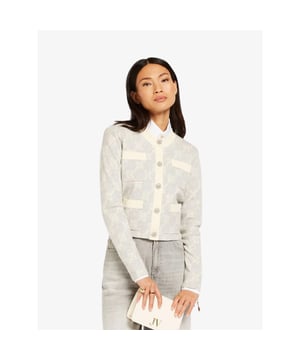 
Het JOSH V Everly dames vest in de kleur Grey Melange is gemaakt van een zachte en comfortabele kwaliteit en sluit door middel van een drukknoopsluiting. Het slim fit vestje is verrijkt met een jacquard geweven logodessin en fake diamanten knopen. Deze kenmerkende details maken het vestje compleet. Dit item is perfect te combineren met een jeans en sneakers voor een casual look of een pantalon en heels voor een party look.
