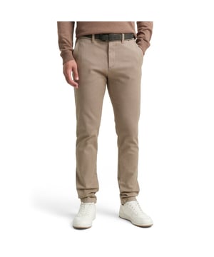 
<p><strong>Traveler Slim Chino</strong></p>
<p>Slim fit chino met een tijdloze uitstraling. Voorzien van steekzakken aan de voorkant en paspelzakken aan de achterkant. De tailleband is afgewerkt met riemlussen en de broek wordt gesloten met een knoop- en ritssluiting. Subtiel merklogo boven de rechterachterzak.</p>
<p>Kleur: beige.</p>