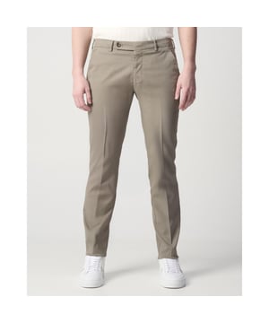 
Berwich Chino biedt een stijlvolle groene aanvulling op elke kledingkast. Deze chino heeft een comfortabele pasvorm met een nette ritssluiting en handige zakken. Gemaakt van hoogwaardige materialen voor langdurig draagplezier. Ontdek de veelzijdigheid en kwaliteit die het merk Berwich biedt, met een focus op moderne elegantie en vakmanschap. Perfect voor degenen die waarde hechten aan zowel stijl als comfort in hun dagelijkse garderobe.