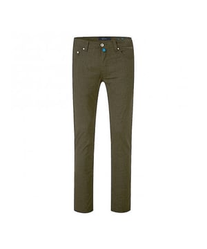 Topper uit onze Heren Broeken Sale categorie; dit stijlvolle item van het merk 
Pierre Cardin. Ben er snel bij want op=op!
Pierre Cardin broek 34540 - 1012 bruin