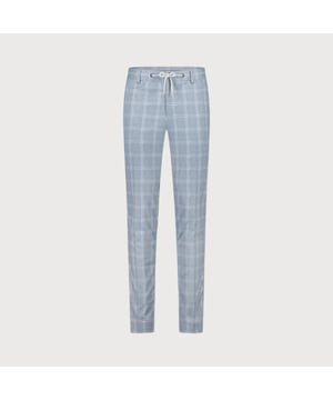 
De Comfort Travel Chino is de ultieme keuze voor de moderne man die waarde hecht aan zowel stijl als comfort. Met een comfort fit pasvorm, vervaardigd uit hoogwaardige Jersey kwaliteit, biedt deze chino ongeëvenaard draagplezier. Dankzij de 24/7 stretch technologie beweegt de broek moeiteloos met je mee, waardoor hij perfect is voor zowel zakelijke als casual gelegenheden. Het subtiele ruitdessin voegt een klassieke touch toe, terwijl de broek ontworpen is met het oog op reizen, waardoor hij ideaal is voor de man die vaak onderweg is. Ultiem comfort en stijl gaan hand in hand met de Comfort Travel Chino.