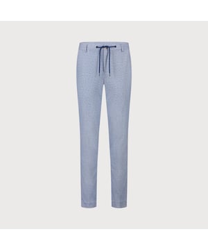 
Blijf altijd voorop lopen met de stijlvolle comfort chino met subtiel ruitmotief. De lichte, ademende stof zorgt voor optimaal draagcomfort, terwijl de tijdloze uitstraling deze chino geschikt maakt voor zowel werk als vrije tijd. Dankzij het aansnoerkoord krijgt de broek een perfecte pasvorm en is hij eenvoudig te combineren met verschillende outfits.
<ul>
	<li>Comfort chino met subtiel ruitmotief </li>
	<li>Aansnoerkoord voor een verstelbare taille </li>
	<li>Ademend en comfortabel materiaal </li>
	<li>Perfect voor werk en weekenden </li>
	<li>Stijlvol te combineren met een overhemd, colbert, polo of trui</li>
</ul>