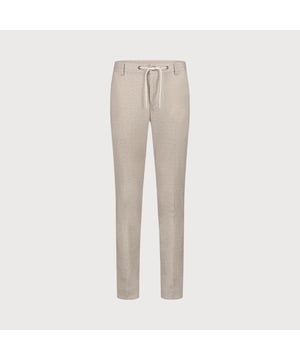 
Blijf altijd voorop lopen met de stijlvolle comfort chino met subtiel ruitmotief. De lichte, ademende stof zorgt voor optimaal draagcomfort, terwijl de tijdloze uitstraling deze chino geschikt maakt voor zowel werk als vrije tijd. Dankzij het aansnoerkoord krijgt de broek een perfecte pasvorm en is hij eenvoudig te combineren met verschillende outfits.
<ul>
	<li>Comfort chino met subtiel ruitmotief </li>
	<li>Aansnoerkoord voor een verstelbare taille </li>
	<li>Ademend en comfortabel materiaal </li>
	<li>Perfect voor werk en weekenden </li>
	<li>Stijlvol te combineren met een overhemd, colbert, polo of trui</li>
</ul>