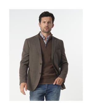 
Campbell - Colbert Templar in Desert Palm brown combineert casual chic met een vleugje festival flair. Dit colbert van hoogwaardige katoenmix en knoopsluiting biedt veelzijdigheid en comfort. Het subtiele patroon maakt het een stijlvolle keuze voor diverse gelegenheden. Campbell staat voor kwaliteit en authenticiteit, en dat zie je terug in elk detail. Maak kennis met deze tijdloze essential voor je kledingkast. - Over het merk: De herenkleding van Campbell is klassiek met een moderne twist voor een doelgroep die vol van het leven geniet. Campbell heeft warme trendkleuren, prints en materialen in het assortiment. De comfortabele pasvorm van de kledingstukken biedt een heerlijk draagcomfort en voldoende bewegingsruimte. Ieder kledingstuk van Campbell wordt gemaakt van hoogwaardige stoffen en is perfect afgewerkt.