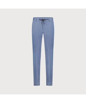 
De jersey chino combineert moeiteloos stijl met comfort, speciaal ontworpen voor de moderne man.<br>
Dankzij de 24/7 stretch technologie biedt het ultiem comfort, terwijl de 3D jersey structuur zorgt voor een ademende en flexibele pasvorm die zich aanpast aan elke beweging. 
<ul>
	<li>Perfect om zowel business als casual te dragen </li>
	<li> Ultiem comfort dankzij 24/7 stretch</li>
	<li> Moderne pasvorm met ademende 3D jersey kwaliteit</li>
	<li>Trekkoord in de taille</li>
</ul>