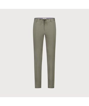 
De jersey chino combineert moeiteloos stijl met comfort, speciaal ontworpen voor de moderne man.<br>
Dankzij de 24/7 stretch technologie biedt het ultiem comfort, terwijl de 3D jersey structuur zorgt voor een ademende en flexibele pasvorm die zich aanpast aan elke beweging. 
<ul>
	<li>Perfect om zowel business als casual te dragen </li>
	<li> Ultiem comfort dankzij 24/7 stretch</li>
	<li> Moderne pasvorm met ademende 3D jersey kwaliteit</li>
	<li>Trekkoord in de taille</li>
</ul>