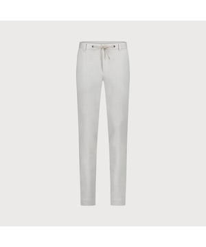 
De jersey chino combineert moeiteloos stijl met comfort, speciaal ontworpen voor de moderne man.<br>
Dankzij de 24/7 stretch technologie biedt het ultiem comfort, terwijl de 3D jersey structuur zorgt voor een ademende en flexibele pasvorm die zich aanpast aan elke beweging. 
<ul>
	<li>Perfect om zowel business als casual te dragen </li>
	<li> Ultiem comfort dankzij 24/7 stretch</li>
	<li> Moderne pasvorm met ademende 3D jersey kwaliteit</li>
	<li>Trekkoord in de taille</li>
</ul>