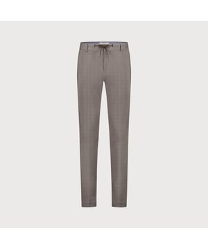 
De jersey chino combineert moeiteloos stijl met comfort, speciaal ontworpen voor de moderne man.<br>
Dankzij de 24/7 stretch technologie biedt het ultiem comfort, terwijl de 3D jersey structuur zorgt voor een ademende en flexibele pasvorm die zich aanpast aan elke beweging. 
<ul>
	<li>Perfect om zowel business als casual te dragen </li>
	<li> Ultiem comfort dankzij 24/7 stretch</li>
	<li> Moderne pasvorm met ademende 3D jersey kwaliteit</li>
	<li>Trekkoord in de taille</li>
</ul>