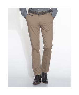 
Een 5-pocket van het merk Campbell. De broek sluit met een rits en knoop en heeft vijf zakken. Ook heeft de broek een label aan de achterkant. Verkrijgbaar in meerdere kleuren! Materiaal: 96% katoen en 4% elastaan. Model: Het model op de foto draagt maat 33. Over het merk De herenkleding van Campbell is klassiek met een moderne twist voor een doelgroep die vol van het leven geniet. Campbell heeft warme trendkleuren, prints en materialen in het assortiment. De comfortabele pasvorm van de kledingstukken biedt een heerlijk draagcomfort en voldoende bewegingsruimte. Ieder kledingstuk van Campbell wordt gemaakt van hoogwaardige stoffen en is perfect afgewerkt.