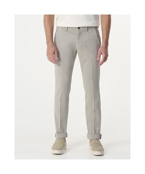
- Over het Merk: Mason's is een Italiaans kledingmerk dat in 1974 werd opgericht door de familie Mason. Het merk staat bekend om zijn klassieke en tijdloze ontwerpen. De kleding van Mason's is gemaakt van hoogwaardige materialen, zoals katoen, wol en leer. Het merk biedt een breed scala aan items aan, waaronder kleding, accessoires en woonaccessoires. De ontwerpen van Mason's zijn vaak geïnspireerd door de klassieke Italiaanse mode. Het merk gebruikt klassieke stijlelementen, zoals nette pasvormen, elegante kleuren en iconische logo's, om een ​​klassieke en tijdloze uitstraling te creëren.