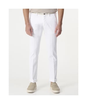 
- Over het Merk: Mason's is een Italiaans kledingmerk dat in 1974 werd opgericht door de familie Mason. Het merk staat bekend om zijn klassieke en tijdloze ontwerpen. De kleding van Mason's is gemaakt van hoogwaardige materialen, zoals katoen, wol en leer. Het merk biedt een breed scala aan items aan, waaronder kleding, accessoires en woonaccessoires. De ontwerpen van Mason's zijn vaak geïnspireerd door de klassieke Italiaanse mode. Het merk gebruikt klassieke stijlelementen, zoals nette pasvormen, elegante kleuren en iconische logo's, om een ​​klassieke en tijdloze uitstraling te creëren.
