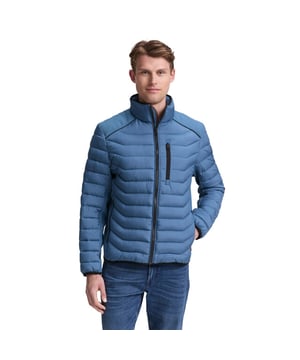 
<p><strong>Tom Tailor Hybrid Jacket</strong></p>
<p>Stijlvolle jas met gewatteerde afwerking en moderne look. Voorzien van een hoge kraag en ritssluiting voor optimaal gemak. Praktische borstzak met ritssluiting en zijzakken voor extra opbergruimte. Verfijnde stiksels creëren een strak patroon, complementerend aan het eigentijdse design. De elastische boorden zorgen voor een goede aansluiting.</p>
<p>Kleur: lichtblauw.</p>