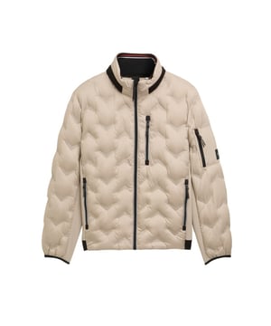 
<p>Gewatteerd hybride jack van Tom Tailor. Deze heren tussendoorjas heeft meerdere afsluitbare zakken en heeft een waterafstotende eco-finish.</p>
<ul>
<li>Regular fit</li>
<li>2 Steekzakken</li>
<li>1 Binnenzak (ritssluiting)</li>
<li>100% Gerecycled Polyester</li>
<li>Kleurnummer:16764</li>
</ul>