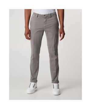 
- Over het Merk: Replay is een Italiaans kledingmerk dat in 1978 werd opgericht door Claudio Buziol. Het merk staat bekend om zijn trendy en casual ontwerpen, die zijn geïnspireerd door de urban lifestyle. De kleding van Replay is gemaakt van hoogwaardige materialen, zoals katoen, denim en leer. Het merk biedt een breed scala aan kleding aan, waaronder jeans, truien, jassen, broeken, shorts en accessoires. De ontwerpen van Replay zijn vaak geïnspireerd door de urban lifestyle. Het merk gebruikt moderne stijlelementen, zoals comfortabele pasvormen, trendy prints en opvallende logo's, om een ​​trendy en casual uitstraling te creëren.