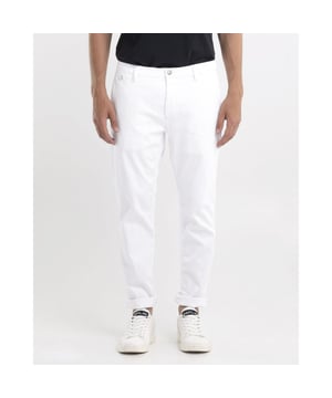 
- Over het Merk: Replay is een Italiaans kledingmerk dat in 1978 werd opgericht door Claudio Buziol. Het merk staat bekend om zijn trendy en casual ontwerpen, die zijn geïnspireerd door de urban lifestyle. De kleding van Replay is gemaakt van hoogwaardige materialen, zoals katoen, denim en leer. Het merk biedt een breed scala aan kleding aan, waaronder jeans, truien, jassen, broeken, shorts en accessoires. De ontwerpen van Replay zijn vaak geïnspireerd door de urban lifestyle. Het merk gebruikt moderne stijlelementen, zoals comfortabele pasvormen, trendy prints en opvallende logo's, om een ​​trendy en casual uitstraling te creëren.