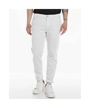 
- Over het Merk: Replay is een Italiaans kledingmerk dat in 1978 werd opgericht door Claudio Buziol. Het merk staat bekend om zijn trendy en casual ontwerpen, die zijn geïnspireerd door de urban lifestyle. De kleding van Replay is gemaakt van hoogwaardige materialen, zoals katoen, denim en leer. Het merk biedt een breed scala aan kleding aan, waaronder jeans, truien, jassen, broeken, shorts en accessoires. De ontwerpen van Replay zijn vaak geïnspireerd door de urban lifestyle. Het merk gebruikt moderne stijlelementen, zoals comfortabele pasvormen, trendy prints en opvallende logo's, om een ​​trendy en casual uitstraling te creëren.