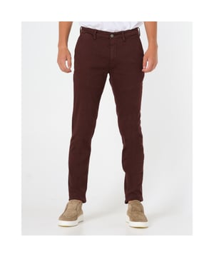 
- Over het Merk: Replay is een Italiaans kledingmerk dat in 1978 werd opgericht door Claudio Buziol. Het merk staat bekend om zijn trendy en casual ontwerpen, die zijn geïnspireerd door de urban lifestyle. De kleding van Replay is gemaakt van hoogwaardige materialen, zoals katoen, denim en leer. Het merk biedt een breed scala aan kleding aan, waaronder jeans, truien, jassen, broeken, shorts en accessoires. De ontwerpen van Replay zijn vaak geïnspireerd door de urban lifestyle. Het merk gebruikt moderne stijlelementen, zoals comfortabele pasvormen, trendy prints en opvallende logo's, om een ​​trendy en casual uitstraling te creëren.