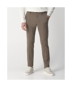 
Drykorn Ajend Mix & Match Pantalon combineert comfort met stijl. Deze groene pantalon met handige steekzakken en een verfijnde knoopsluiting is gemaakt van een soepele mix van 65% viscose, 30% polyamide en 5% elastaan. Ideaal voor veelzijdige combinaties. Drykorn staat bekend om zijn moderne en tijdloze ontwerpen met een oog voor detail en kwaliteit, perfect voor een eigentijdse garderobe. - Over het merk: Drykorn vertaalt de laatste trends naar hun eigen persoonlijkheid en creëert zo telkens een unieke collectie. De slogan van het merk is dan ook ‘Drykorn for beautiful people’.