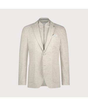 
<p>Blijf altijd voorop lopen met het jersey colbert met ingewerkte rits. De combinatie van een verfijnde buitenstof en een sportieve jersey voering met ritssluiting zorgt voor een moderne, comfortabele look. De pasvorm is slank en sluit mooi aan, terwijl de stretch in de stof zorgt voor ultieme bewegingsvrijheid.</p>

<p>Een colbert dat zich moeiteloos aanpast aan elke gelegenheid. Draag het op een chino of jeans voor een stijlvolle outfit met een relaxte twist.<br>
 </p>

<ul>
	<li>Subtiel microdessin in een luxe jersey uitvoering</li>
	<li>Ingewerkte voering met rits </li>
	<li>Comfortabele stretch en ademend draagcomfort</li>
	<li>Verfijnde details zoals opgestikte zakken en pochet</li>
	<li>Perfect te combineren voor zowel werk als weekend</li>
</ul>