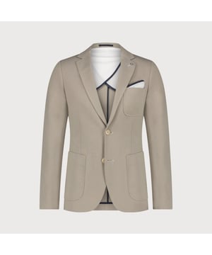 
Dit lichtgewicht jersey colbert is de beste keuze voor de man die zowel comfort als stijl belangrijk vindt.<br>
Met een relaxed fit pasvorm biedt dit colbert de perfecte mix tussen casual en zakelijk, waardoor het een veelzijdige toevoeging is aan elke garderobe.<br>
<br>
Gemaakt van een hoogwaardige jersey kwaliteit, staat dit colbert garant voor ultiem comfort en bewegingsvrijheid dankzij de 24/7 stretch. Smart casual, de 3D jersey technologie zorgt ervoor dat je er altijd op je best uitziet zonder in te leveren op comfort.
<ul>
	<li>Ultiem comfort met 24/7 stretch</li>
	<li>Perfecte mix tussen semi casual en zakelijk</li>
	<li>Draagt zeer comfortabel door de toegepaste 3D jersey technologie</li>
</ul>
