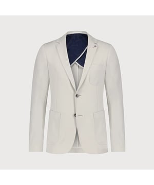 
Het Travel Stretch Colbert is de perfecte keuze voor de moderne man die stijl en comfort wil combineren.<br>
Dit colbert is gemaakt van een hyper stretch stof dat zorgt voor extreem comfort. Het colbert kan zowel casual als formeel gedragen worden en is te combineren met de STEVEN-M100 broek voor een compleet pak.<br>
Met contrasterende knopen voegt dit colbert een vleugje stijl toe aan elke outfit.<br>
<br>
- Gemaakt van hyper stretch stof voor extreem comfort<br>
- Te combineren met de STEVEN-M100 broek voor een compleet pak<br>
- Voorzien van contrasterende knopen voor een stijlvolle uitstraling