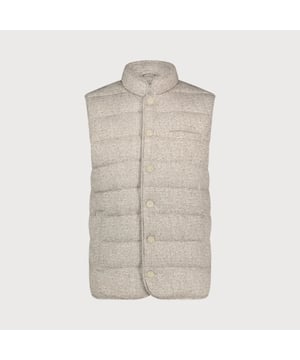 
De gedessineerde bodywarmer is een onmisbaar item in de garderobe van elke modebewuste man. Met zijn relaxed fit pasvorm biedt deze bodywarmer niet alleen comfort, maar ook een stijlvolle uitstraling.<br>
Vervaardigd uit hoogwaardige jersey kwaliteit, garandeert het een aangenaam draaggevoel gedurende de hele dag.<br>
De gestepte en gedessineerde afwerking voegt een unieke touch toe, terwijl de knoopsluiting zorgt voor praktische elegantie. Of je nu gaat voor een casual look of een meer geklede outfit, deze bodywarmer is de perfecte toevoeging.<br>
 
<ul>
	<li>Relaxed fit voor optimaal comfort</li>
	<li>Hoogwaardige jersey kwaliteit voor duurzaamheid</li>
	<li>Gestikt en gedessineerd design voor een unieke uitstraling</li>
</ul>