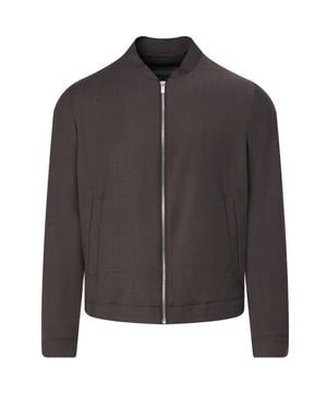 
Drykorn Jack combineert stijl en functionaliteit perfect. Deze bruine jas, gemaakt van 53% polyester, 44% wol en 3% elastaan, biedt een moderne uitstraling en is waterafstotend. Het minimalistische ontwerp met een opstaande kraag, ritsluiting en subtiel geplaatste zijzakken zorgt voor een strakke look. Drykorn staat bekend om zijn hoogwaardige materialen en eigentijdse ontwerpen, waarmee je altijd goed voor de dag komt. - Over het merk: Drykorn vertaalt de laatste trends naar hun eigen persoonlijkheid en creëert zo telkens een unieke collectie. De slogan van het merk is dan ook ‘Drykorn for beautiful people’.