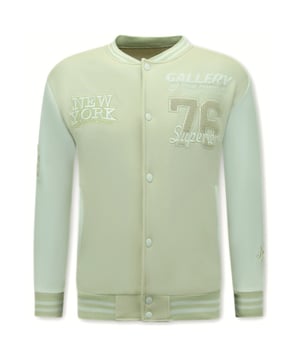 
Baseball Jack Heren - Varsity Jacket - 902 - Beige - <p><strong><strong>Specificaties:</strong><b><br /></b></strong>- Baseball Jack Heren - Varsity Jacket<br />- Pasvorm: Oversized<br />- Patroon: Print, Applicaties<br />- Sluiting: Drukknopen<br />- Voering: 100% Polyester<br />- Zakken: 2 Jaszakken<br />- Seizoen: Voorjaar / Najaar (Dunne uitvoering)<br />- Weefsel: Dun Geweven <br />- Wasvoorschrift: Handwas, Binnenste buiten wassen (Niet in de droger)<br />- Beschikbare maten: XS - S - M - L - XL </p>