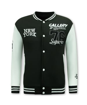 
College Jacket Heren - Baseball Jacket - 902 - Zwart - <p><strong><strong>Specificaties:</strong><b><br /></b></strong>- College Jacket Heren - Baseball Jacket<br />- Pasvorm: Oversized<br />- Patroon: Print, Applicaties<br />- Sluiting: Drukknopen<br />- Voering: 100% Polyester<br />- Zakken: 2 Jaszakken<br />- Seizoen: Voorjaar / Najaar (Dunne uitvoering)<br />- Weefsel: Dun Geweven <br />- Wasvoorschrift: Handwas, Binnenste buiten wassen (Niet in de droger)<br />- Beschikbare maten: XS - S - M - L - XL </p>