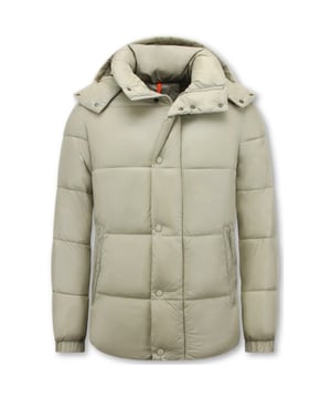 
Jas Puffer - Jassen Heren Winter Capuchon - 8055 - Beige - <p><strong>Productinformatie:</strong></p>
<ul>
<li>Jas Puffer | Jassen Heren Winter Capuchon</li>
<li>Comfortabel en warm model, perfect voor de winter</li>
<li>Kort model met een slim fit pasvorm</li>
<li>Het materiaal bestaat uit 100% polyester</li>
<li>De voering bestaat uit 100% polyester</li>
<li>Heeft een rits als sluiting</li>
<li>Het model heeft twee jaszakken en één binnenzak</li>
<li>De capuchon is afritsbaar</li>
<li>Breng hem naar de stomerij voor een maximale levensduur</li>
<li>Verkrijgbaar in de maten  M – L – XL -XXL </li>
</ul>
<p><span style="font-size: 1em;"> </span></p>