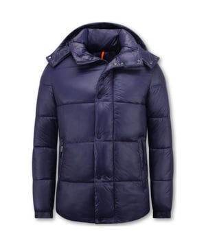 
Puffer Jacket - Winterjassen Heren Waterdicht - 8055 - Donker Blauw - <p><strong>Productinformatie:</strong></p>
<ul>
<li>Puffer Jacket | Winterjassen Heren Waterdicht</li>
<li>Comfortabel en warm model, perfect voor de winter</li>
<li>Kort model met een slim fit pasvorm</li>
<li>Het materiaal bestaat uit 100% polyester</li>
<li>De voering bestaat uit 100% polyester</li>
<li>Heeft een rits als sluiting</li>
<li>Het model heeft twee jaszakken en één binnenzak</li>
<li>De capuchon is afritsbaar</li>
<li>Breng hem naar de stomerij voor een maximale levensduur</li>
<li>Verkrijgbaar in de maten  M – L – XL -XXL </li>
</ul>
<p><span style="font-size: 1em;"> </span></p>