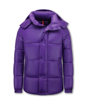 
Puffer Jas - Gewatteerde Jassen Heren - 8055 - Paars - <p><strong>Productinformatie:</strong></p>
<ul>
<li>Puffer Jas | Gewatteerde Jassen Heren</li>
<li>Comfortabel en warm model, perfect voor de winter</li>
<li>Kort model met een slim fit pasvorm</li>
<li>Het materiaal bestaat uit 100% polyester</li>
<li>De voering bestaat uit 100% polyester</li>
<li>Heeft een rits als sluiting</li>
<li>Het model heeft twee jaszakken en één binnenzak</li>
<li>De capuchon is afritsbaar</li>
<li>Breng hem naar de stomerij voor een maximale levensduur</li>
<li>Verkrijgbaar in de maten  M – L – XL -XXL </li>
</ul>
<p><span style="font-size: 1em;"> </span></p>
