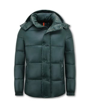 
Pufferjas - Jassen Heren Winter Capuchon - 8055 - Groen - <p><strong>Productinformatie:</strong></p>
<ul>
<li>Pufferjas | Jassen Heren Winter Capuchon</li>
<li>Comfortabel en warm model, perfect voor de winter</li>
<li>Kort model met een slim fit pasvorm</li>
<li>Het materiaal bestaat uit 100% polyester</li>
<li>De voering bestaat uit 100% polyester</li>
<li>Heeft een rits als sluiting</li>
<li>Het model heeft twee jaszakken en één binnenzak</li>
<li>De capuchon is afritsbaar</li>
<li>Breng hem naar de stomerij voor een maximale levensduur</li>
<li>Verkrijgbaar in de maten  M – L – XL -XXL </li>
</ul>
<p><span style="font-size: 1em;"> </span></p>