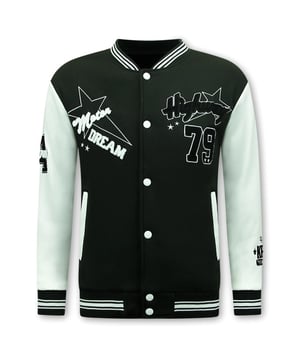 
Varsity Vest Heren - Baseball Jas - 903 - Zwart - <p><strong><strong>Specificaties:</strong><b><br /></b></strong>- Varsity Vest Heren - Baseball Jas<br />- Pasvorm: Oversized<br />- Patroon: Print, Applicaties<br />- Sluiting: Drukknopen<br />- Voering: 100% Polyester<br />- Zakken: 2 Jaszakken<br />- Seizoen: Voorjaar / Najaar (Dunne uitvoering)<br />- Weefsel: Dun Geweven <br />- Wasvoorschrift: Handwas, Binnenste buiten wassen (Niet in de droger)<br />- Beschikbare maten: XS - S - M - L - XL </p>