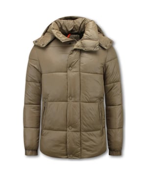 
Warme Winterjas Heren  - Puffer Jacket Mannen - Gewatteerde Jas - 8055 - Bruin - <p><strong>Productinformatie:</strong></p>
<ul>
<li>Warme Winterjas Heren | Puffer Jacket Mannen</li>
<li>Comfortabel en warm model, perfect voor de winter</li>
<li>Kort model met een slim fit pasvorm</li>
<li>Het materiaal bestaat uit 100% polyester</li>
<li>De voering bestaat uit 100% polyester</li>
<li>Heeft een rits als sluiting</li>
<li>Het model heeft twee jaszakken en één binnenzak</li>
<li>De capuchon is afritsbaar</li>
<li>Breng hem naar de stomerij voor een maximale levensduur</li>
<li>Verkrijgbaar in de maten  M – L – XL -XXL </li>
</ul>
<p><span style="font-size: 1em;"> </span></p>