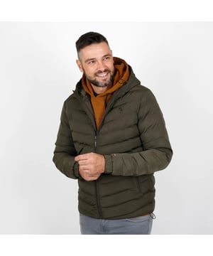  Helemaal bij de tijd met deze musthave van Q1905   Topkwaliteit zoals je van Q1905 gewend bent  Uit de nieuwste collectie en nu beschikbaar voor jou!
Comfortabele gewatteerde winterjas. Met de Q1905 Deventer jas kom je de winter wel door! De gewatteerde jas is comfortabel en stijlvol tegelijk. Subtiele details als het geborduurde Q logo op de linkerborst en het rubberen labeltje geven deze lichtgewicht jas de perfecte look. Kortom, deze jas past perfect bij je garderobe. De licht getailleerde Q1905 Deventer jas is beschikbaar in twee winterse kleuren.

  
 * Ritssluiting aan de voorkant 
 * 2 ritszakken 
 * 1 binnenzak 
 * Luxe geborduurd Q-logo op linkerborst 
 * Subtiel rubberen labeltje aan de onderkant