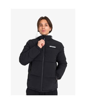 
De Sixth June Maxi Pockets Winterjas in de kleur Zwart heeft een ritssluiting, grote zakken met ritsen en een wit logo op de borst en een crinkle kwaliteit.				

Pasvorm: Dit item valt klein. Wij raden een maat groter aan.